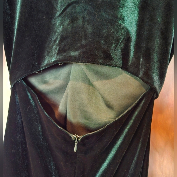 Petal & Pup Lisse Twist Front Long Sleeve Velvet Midi Dress - Emerald - Picture 12 of 15